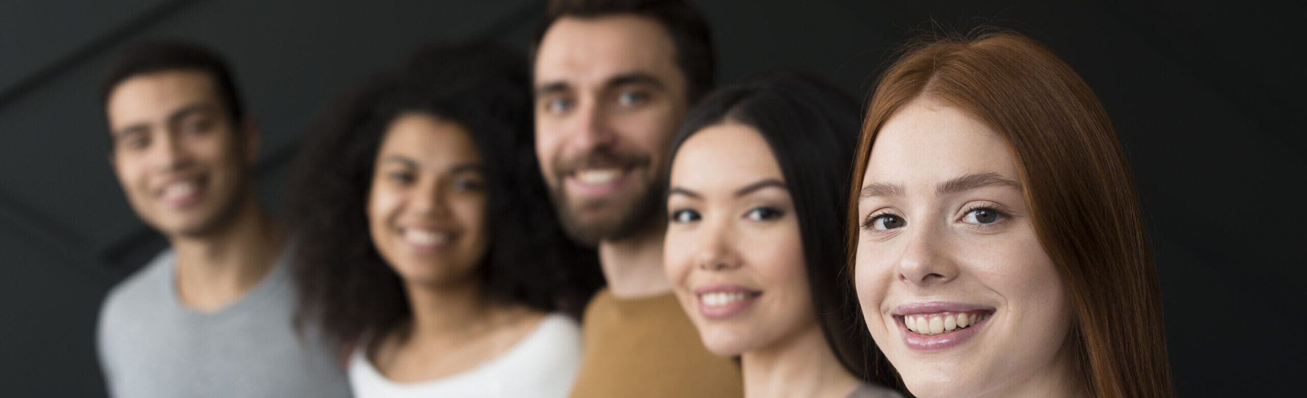 ALTERNANCE_close-up-young-people-smiling-together
